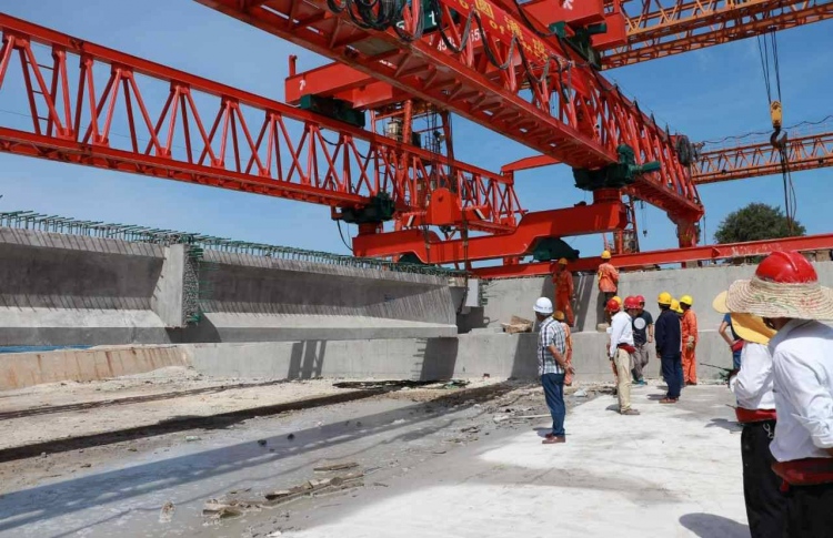 ބްރިޖުގެ އައިބީމްތައް އަޅަން ފަށައިފި