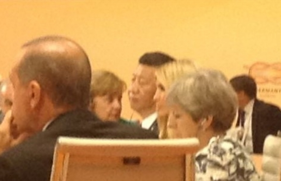 ޖީ20 ސަމިޓުގައި ދުނިޔޭގެ ވެރިންގެ ބައްދަލުވުމުގައި އެމެރިކާގެ ރައީސްގެ ގޮނޑިކޮޅުގައި އިވަންކާ.