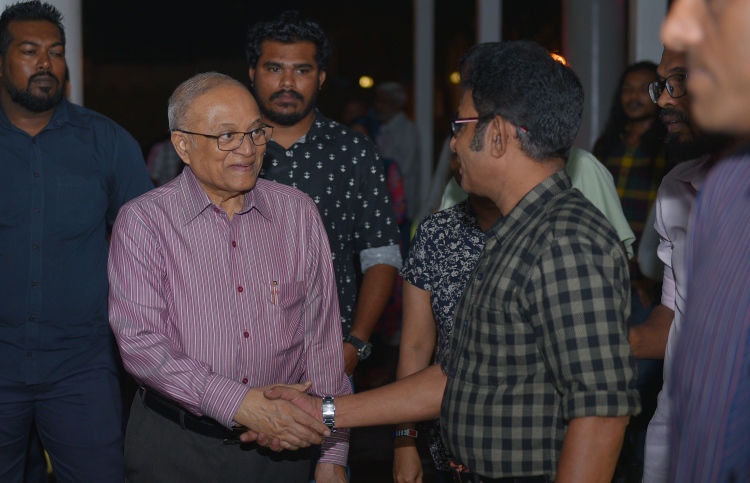 މައުމޫނަށް ހުތުރު ފުރައްސާރަތަކެއް؛ ގިނަ ބަޔަކު ރަތަށް