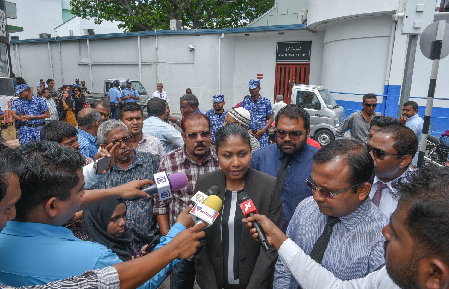 މިއަދުގެ ޝަރީއަތަށް ފަހު، ރިޔާޒްގެ ގާނޫނީ ވަކީލުން ނޫސްވެރިންނާ ވާހަކަ ދައްކަވަނީ.---މިހާރު ފޮޓޯ: ހުސެއިން ވަހީދު