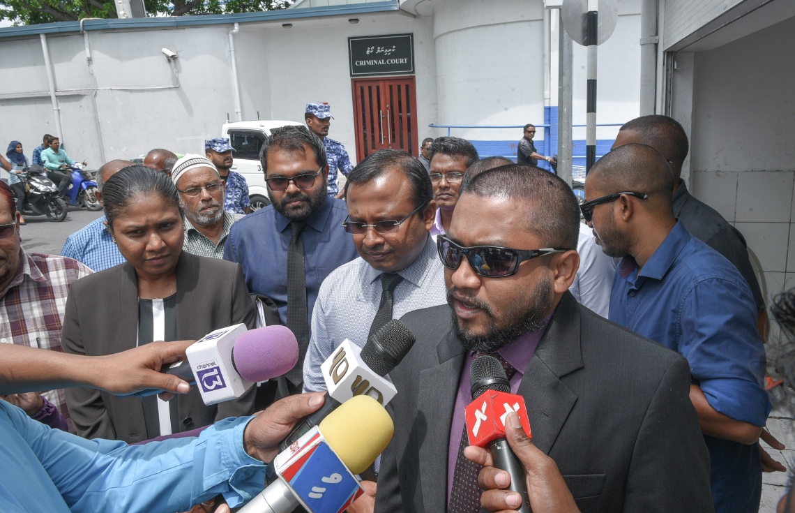 މާލެ: ޖުލައި 9، 2017- ކްރިމިނަލް ކޯޓުގައި މިއަދު އޮތް ޝަރީއަތަށް ފަހު، ކުރީގެ ޕޮލިސް ކޮމިޝަނަރު އަބްދުﷲ ރިޔާޒްގެ ވަކީލު އަލީ ޒާހިރު ނޫސްވެރިންނާ ވާހަކަ ދައްކަވަނީ.---މިހާރު ފޮޓޯ: ހުސެއިން ވަހީދު