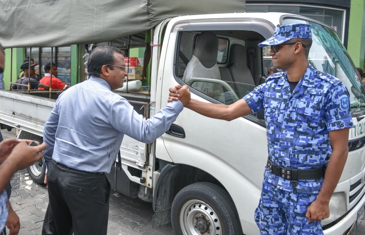 ފުލުހުން ފިސްތޯލައާއެކު ނުކުންނަ ވަގުތު ޖެހިއްޖެ:ރިޔާޒް