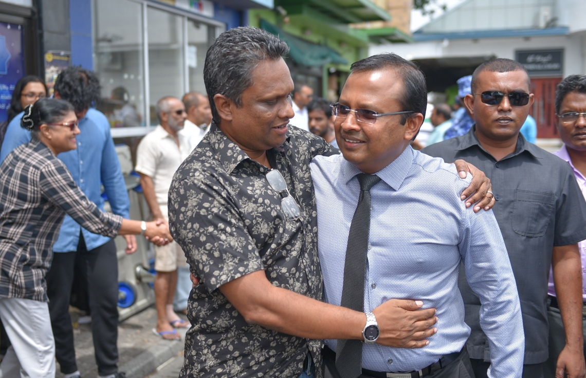 މާލެ: ޖުލައި 9، 2017- ފުލުހުންގެ ތަހުގީގެއްގައި ފޯނެއް ހުޅުވައި ނުދިން މައްސަލާގައި ކިނބިދޫ ދާއިރާގެ މެމްބަރު ރިޔާޒަށް ކުރި ދައުވާ ސާބިތުނުވާ ކަމަށް ކްރިމިނަލް ކޯޓުން ހުކުމް ކުރުމާއެކު، ކޯޓުން ނުކުމެވަޑައިގެން، އޭނާއާ އެކު ސިޔާސީ ދާއިރާގައި އެންމެ ގާތްކޮށް މަސައްކަތް ކުރައްވާ އެއް ބޭފުޅެއް ކަމަށްވާ އާދަމް އާޒިމްއާ ދެ ބޭފުޅުން އެކަން ސެލެބްރޭޓް ކުރައްވަނީ.---މިހާރު ފޮޓޯ: ހުސެއިން ވަހީދު