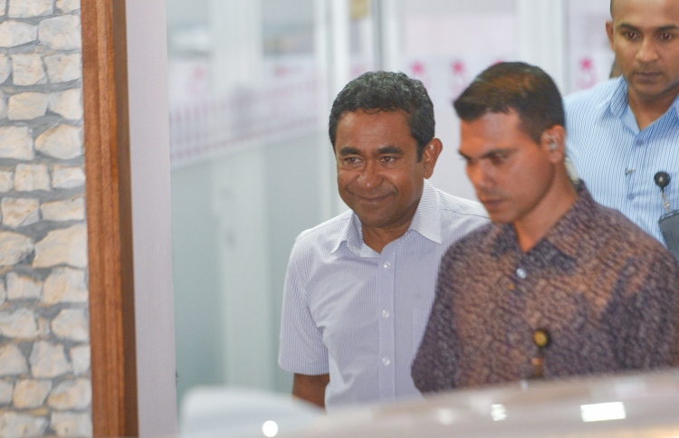 12 މެމްބަރުން ރައީސަށް:ތިއޮތީ ކުޑަކަކޫ ޖަހަންޖެހިފައި