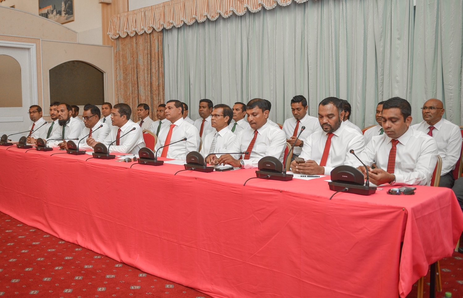 ޕީޕީއެމް/އެމްޑީއޭ ކޯލިޝަނުން ބޭއްވި ނޫސްވެރިންގެ ބައްދަލުވުން: ޕީޕީއެމް ޕާލަމެންޓްރީ ގްރޫޕުގެ 10 މެމްބަރަކު ވަނީ ޕާޓީން ވަކިވެވަޑައިގެންފައި. --ފޮޓޯ: ހުސެއިން ވަހީދު/ މިހާރު