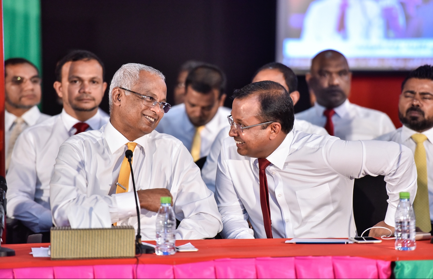 އިދިކޮޅު ފަރާތްތަކުގެ ބައްދަލުވުމުގައި އިބޫ (ވ) އާއި ޖުމްހޫރީ ޕާޓީގެ ޑެޕިއުޓީ ލީޑަރު އަބްދުﷲ ރިޔާޒު ބައިވެރިވެ ވަޑައިގަންނަވަނީ-- --ފޮޓޯ/ނިޝާން އަލީ/މިހާރު