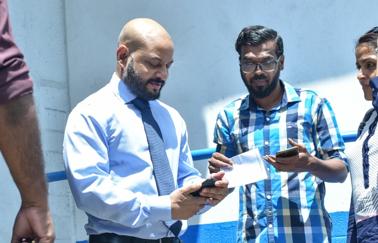 ކޯޓު ދޮށަށް އެއްވި މީހުން ގަޔަށް ޕެޕާ ސްޕްރޭ ޖަހައިފި