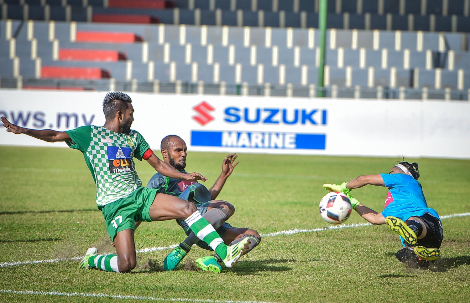 މާޒިޔާގެ އުމެއިރު (ވ) ފޮނުވާލާ ބޯޅަ ގްރީން ސްޓްރީޓްސްގެ ކީޕަރު ކޮޗީ މަތަކުރަނީ.-- ފޮޓޯ: ނިޝާން އަލީ/ މިހާރު