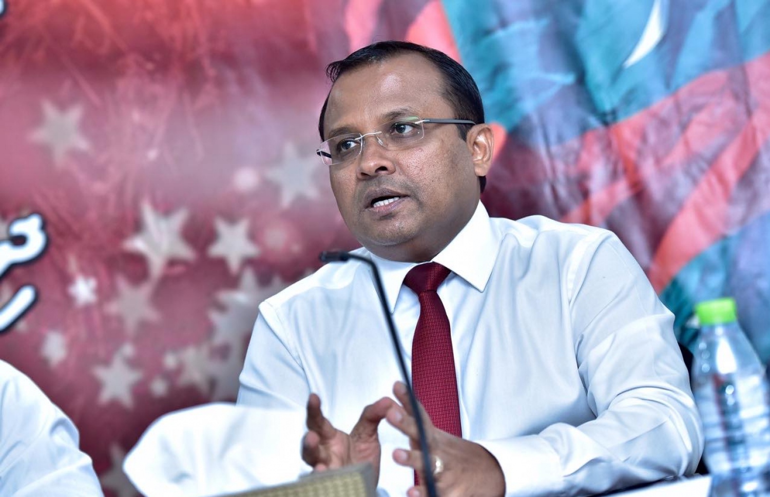 ސުޕްރީމް ކޯޓުގެ ހުކުމާ ގުޅިގެން އިދިކޮޅު ފަރާތްތަކުން މިރޭ ބޭއްވި ޕްރެސް ކޮންފަރެންސްގައި ޖުމްހޫރީ ޕާޓީގެ ޑެޕިއުޓީ ލީޑަރު ރިޔާޒް ވާހަކަ ދައްކަވަނީ.---މިހާރު ފޮޓޯ: ނިޝާން އަލީ