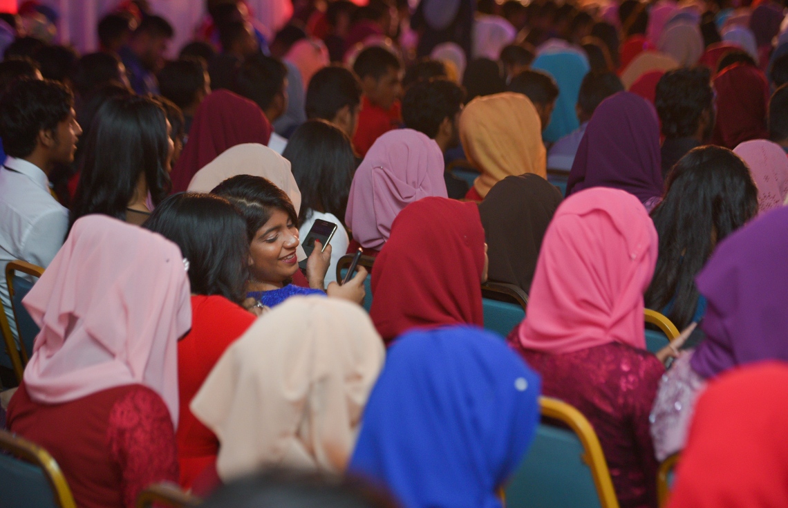 މާލެ: ޖުލައި 13، 2017- މިދިޔަ އަހަރުގެ އޯ ލެވެލް އިމްތިހާނުގެ ގަދަ 10 ގައި ހިމެނުނު ދަރިވަރުންނަށް އިނާމު ދިނުމަށް ބޭއްވި ހަފުލާ: މި އިމްތިހާނުގައި ދުނިޔޭގެ ފެންވަރުގައި އެކި މާއްދާތަކުން ގަދަ 10 ގައި ރާއްޖޭގެ 48 ދަރިވަރަކު ވެސް ހިމެނުނު. އަދި ރާއްޖޭގެ ގަދަ 10 ގައި 589 ދަރިވަރަކަށް ހިމެނިފައިވޭ.---މިހާރު ފޮޓޯތައް: ހުސެއިން ވަހީދު