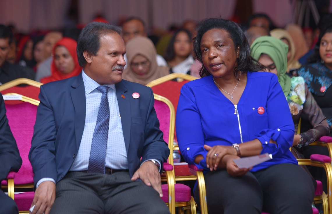 މާލެ: ޖުލައި 13، 2017- މިދިޔަ އަހަރުގެ އޯ ލެވެލް އިމްތިހާނުގެ ގަދަ 10 ގައި ހިމެނުނު ދަރިވަރުންނަށް އިނާމު ދިނުމަށް ބޭއްވި ހަފުލާގައި ސިވިލް ސާވިސް ކޮމިޝަން (ސީއެސްސީ) ގެ ރައީސް އަލީ ޝަމީމް (ވ): މި އިމްތިހާނުގައި ދުނިޔޭގެ ފެންވަރުގައި އެކި މާއްދާތަކުން ގަދަ 10 ގައި ރާއްޖޭގެ 48 ދަރިވަރަކު ވެސް ހިމެނުނު. އަދި ރާއްޖޭގެ ގަދަ 10 ގައި 589 ދަރިވަރަކަށް ހިމެނިފައިވޭ.---މިހާރު ފޮޓޯތައް: ހުސެއިން ވަހީދު