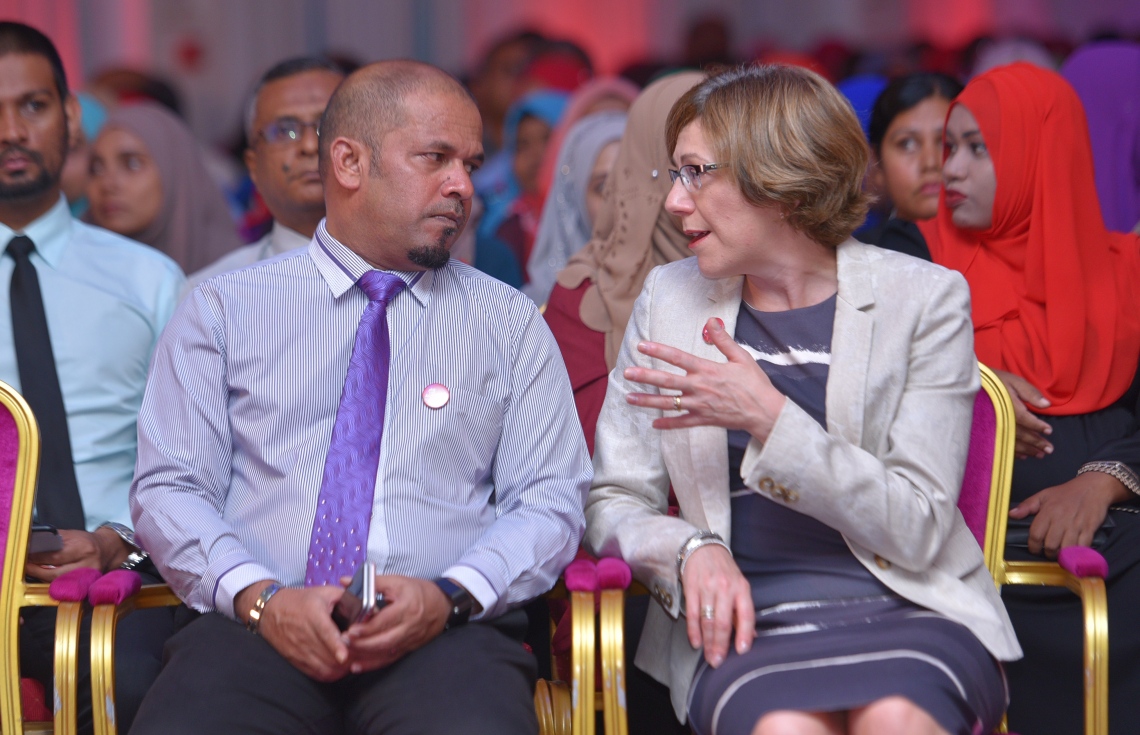 މާލެ: ޖުލައި 13، 2017- މިދިޔަ އަހަރުގެ އޯ ލެވެލް އިމްތިހާނުގެ ގަދަ 10 ގައި ހިމެނުނު ދަރިވަރުންނަށް އިނާމު ދިނުމަށް ބޭއްވި ހަފުލާގައި ފެނަކައިގެ ޗެއާމަން އަހުމަދު ޝަރީފް (ކ) ބައިވެރިވެވަޑައިގަންނަވަނީ: މި އިމްތިހާނުގައި ދުނިޔޭގެ ފެންވަރުގައި އެކި މާއްދާތަކުން ގަދަ 10 ގައި ރާއްޖޭގެ 48 ދަރިވަރަކު ވެސް ހިމެނުނު. އަދި ރާއްޖޭގެ ގަދަ 10 ގައި 589 ދަރިވަރަކަށް ހިމެނިފައިވޭ.---މިހާރު ފޮޓޯތައް: ހުސެއިން ވަހީދު