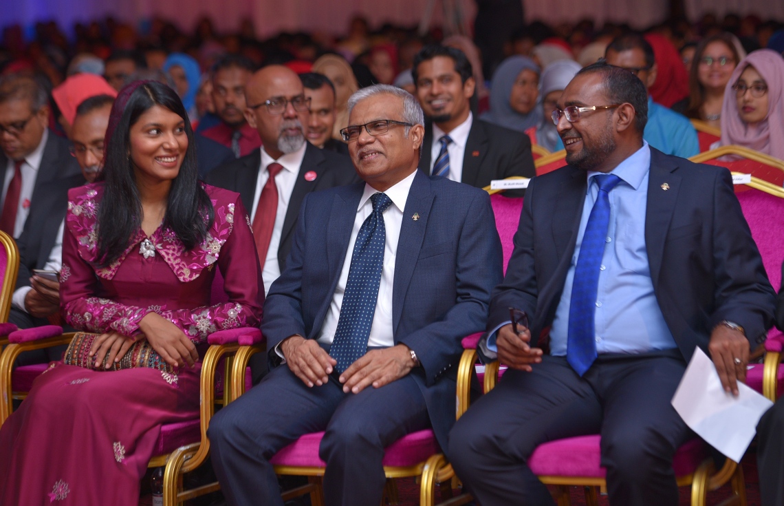 މާލެ: ޖުލައި 13، 2017- މިދިޔަ އަހަރުގެ އޯ ލެވެލް އިމްތިހާނުގެ ގަދަ 10 ގައި ހިމެނުނު ދަރިވަރުންނަށް އިނާމު ދިނުމަށް ބޭއްވި ހަފުލާގައި ދައުލަތުގެ ބައެއް އިސްވެރިން: މި އިމްތިހާނުގައި ދުނިޔޭގެ ފެންވަރުގައި އެކި މާއްދާތަކުން ގަދަ 10 ގައި ރާއްޖޭގެ 48 ދަރިވަރަކު ވެސް ހިމެނުނު. އަދި ރާއްޖޭގެ ގަދަ 10 ގައި 589 ދަރިވަރަކަށް ހިމެނިފައިވޭ.---މިހާރު ފޮޓޯތައް: ހުސެއިން ވަހީދު