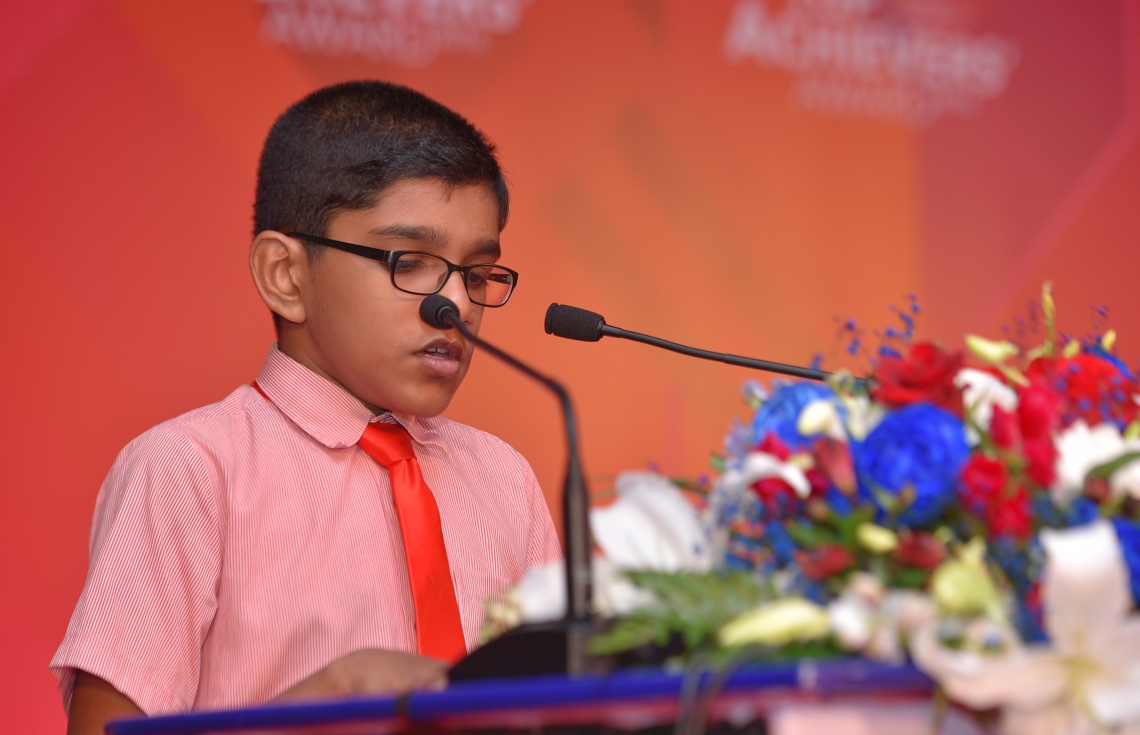 މާލެ: ޖުލައި 13، 2017- މިދިޔަ އަހަރުގެ އޯ ލެވެލް އިމްތިހާނުގެ ގަދަ 10 ގައި ހިމެނުނު ދަރިވަރުންނަށް އިނާމު ދިނުމަށް ބޭއްވި ހަފުލާގެ ތެރެއިން: މި އިމްތިހާނުގައި ދުނިޔޭގެ ފެންވަރުގައި އެކި މާއްދާތަކުން ގަދަ 10 ގައި ރާއްޖޭގެ 48 ދަރިވަރަކު ވެސް ހިމެނުނު. އަދި ރާއްޖޭގެ ގަދަ 10 ގައި 589 ދަރިވަރަކަށް ހިމެނިފައިވޭ.---މިހާރު ފޮޓޯތައް: ހުސެއިން ވަހީދު