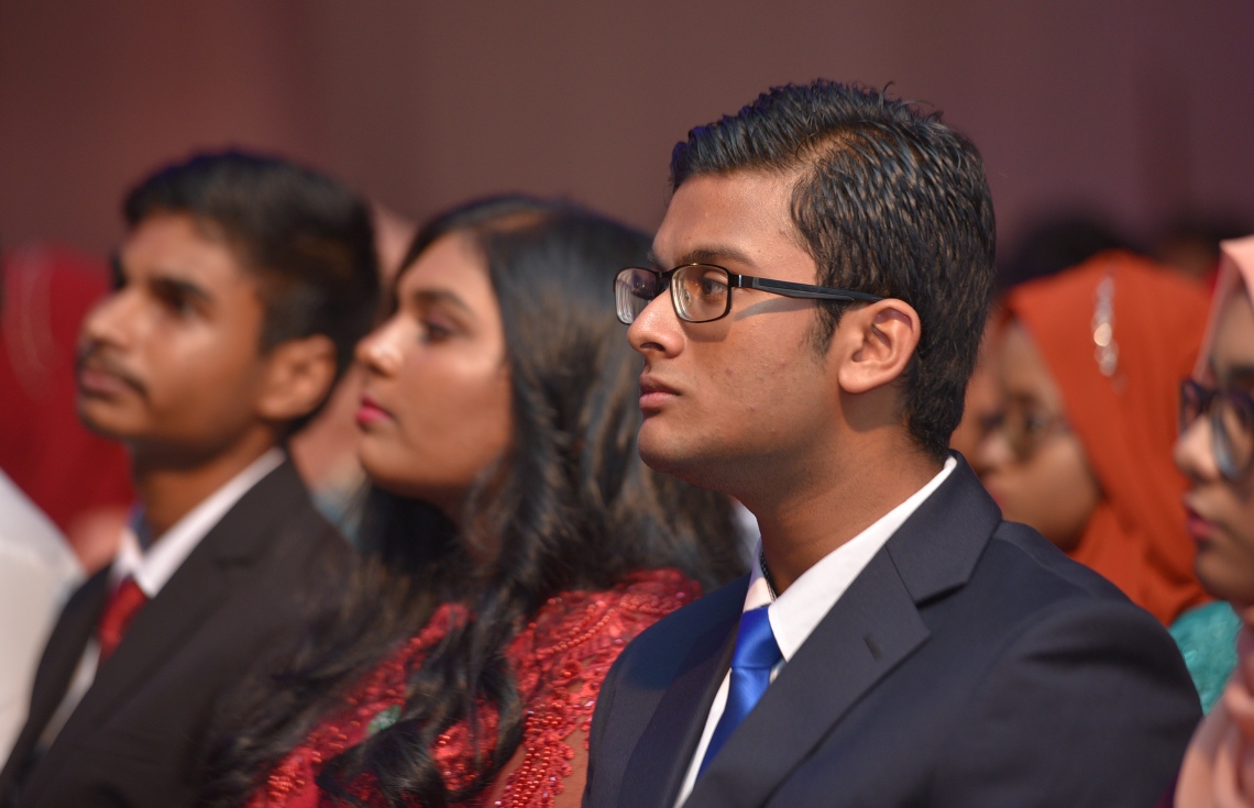 މާލެ: ޖުލައި 13، 2017- މިދިޔަ އަހަރުގެ އޯ ލެވެލް އިމްތިހާނުގެ ގަދަ 10 ގައި ހިމެނުނު ދަރިވަރުންނަށް އިނާމު ދިނުމަށް ބޭއްވި ހަފުލާގެ ތެރެއިން: މި އިމްތިހާނުގައި ދުނިޔޭގެ ފެންވަރުގައި އެކި މާއްދާތަކުން ގަދަ 10 ގައި ރާއްޖޭގެ 48 ދަރިވަރަކު ވެސް ހިމެނުނު. އަދި ރާއްޖޭގެ ގަދަ 10 ގައި 589 ދަރިވަރަކަށް ހިމެނިފައިވޭ.---މިހާރު ފޮޓޯތައް: ހުސެއިން ވަހީދު