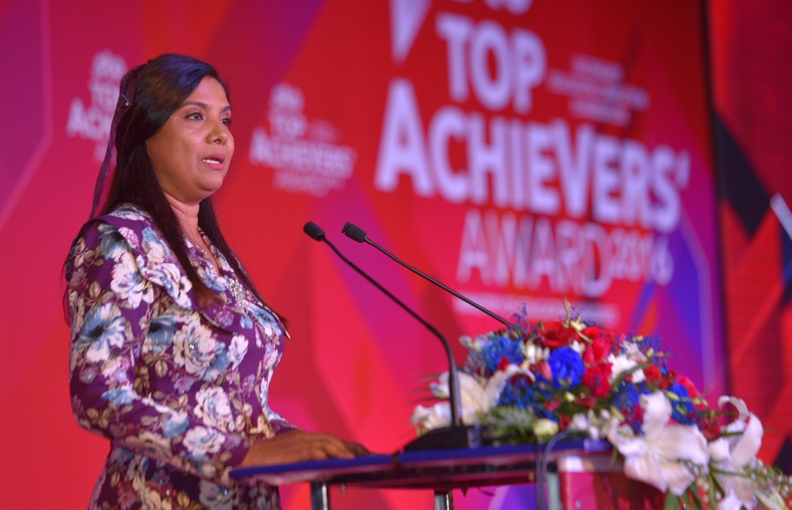 މާލެ: ޖުލައި 13، 2017- މިދިޔަ އަހަރުގެ އޯ ލެވެލް އިމްތިހާނުގެ ގަދަ 10 ގައި ހިމެނުނު ދަރިވަރުންނަށް އިނާމު ދިނުމަށް ބޭއްވި ހަފުލާގައި އެޑިއުކޭޝަން މިނިސްޓަރު އައިޝަތު ޝިހާމް ވާހަކަ ދައްކަވަނީ: މި އިމްތިހާނުގައި ދުނިޔޭގެ ފެންވަރުގައި އެކި މާއްދާތަކުން ގަދަ 10 ގައި ރާއްޖޭގެ 48 ދަރިވަރަކު ވެސް ހިމެނުނު. އަދި ރާއްޖޭގެ ގަދަ 10 ގައި 589 ދަރިވަރަކަށް ހިމެނިފައިވޭ.---މިހާރު ފޮޓޯތައް: ހުސެއިން ވަހީދު