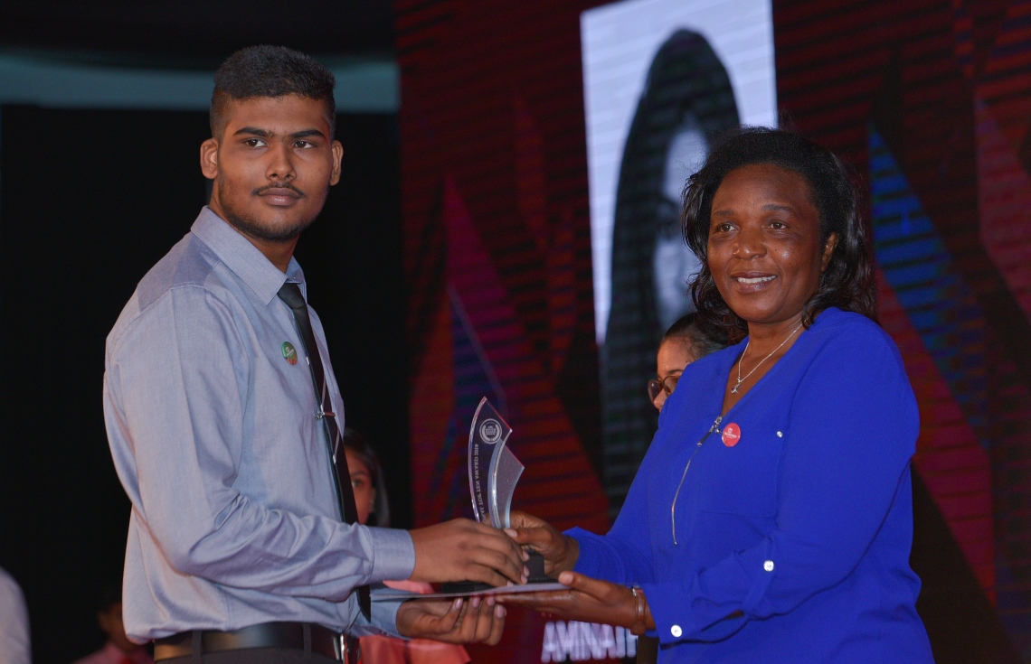 މާލެ: ޖުލައި 13، 2017- މިދިޔަ އަހަރުގެ އޯ ލެވެލް އިމްތިހާނުގެ ގަދަ 10 ގައި ހިމެނުނު ދަރިވަރުންނަށް އިނާމު ދިނުމަށް ބޭއްވި ހަފުލާގެ ތެރެއިން: މި އިމްތިހާނުގައި ދުނިޔޭގެ ފެންވަރުގައި އެކި މާއްދާތަކުން ގަދަ 10 ގައި ރާއްޖޭގެ 48 ދަރިވަރަކު ވެސް ހިމެނުނު. އަދި ރާއްޖޭގެ ގަދަ 10 ގައި 589 ދަރިވަރަކަށް ހިމެނިފައިވޭ.---މިހާރު ފޮޓޯތައް: ހުސެއިން ވަހީދު