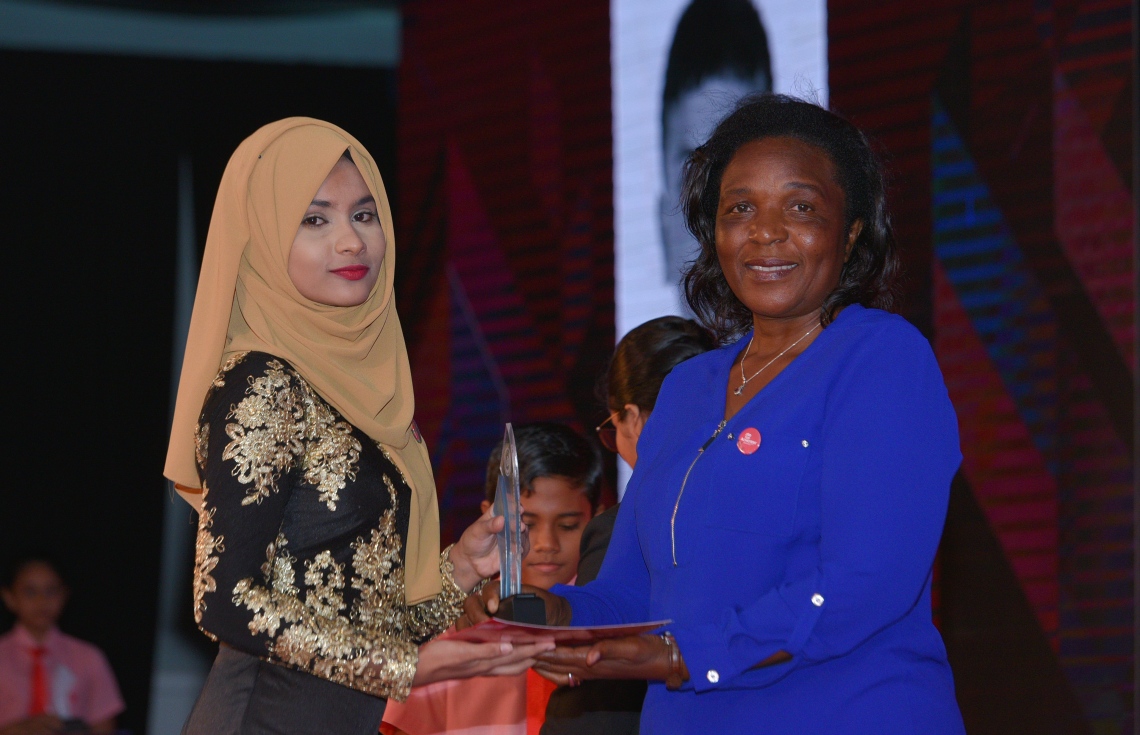 މާލެ: ޖުލައި 13، 2017- މިދިޔަ އަހަރުގެ އޯ ލެވެލް އިމްތިހާނުގެ ގަދަ 10 ގައި ހިމެނުނު ދަރިވަރުންނަށް އިނާމު ދިނުމަށް ބޭއްވި ހަފުލާގެ ތެރެއިން: މި އިމްތިހާނުގައި ދުނިޔޭގެ ފެންވަރުގައި އެކި މާއްދާތަކުން ގަދަ 10 ގައި ރާއްޖޭގެ 48 ދަރިވަރަކު ވެސް ހިމެނުނު. އަދި ރާއްޖޭގެ ގަދަ 10 ގައި 589 ދަރިވަރަކަށް ހިމެނިފައިވޭ.---މިހާރު ފޮޓޯތައް: ހުސެއިން ވަހީދު