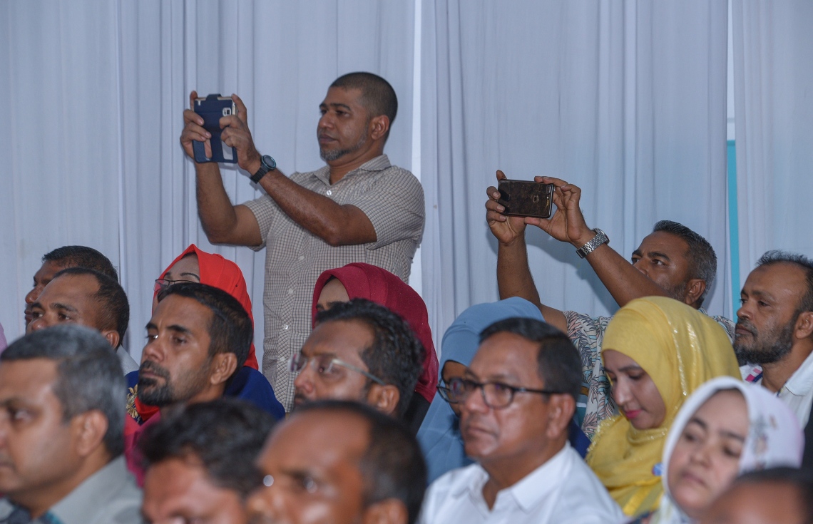 މާލެ: ޖުލައި 13، 2017- މިދިޔަ އަހަރުގެ އޯ ލެވެލް އިމްތިހާނުގެ ގަދަ 10 ގައި ހިމެނުނު ދަރިވަރުންނަށް އިނާމު ދިނުމަށް ބޭއްވި ހަފުލާގެ ތެރެއިން: މި އިމްތިހާނުގައި ދުނިޔޭގެ ފެންވަރުގައި އެކި މާއްދާތަކުން ގަދަ 10 ގައި ރާއްޖޭގެ 48 ދަރިވަރަކު ވެސް ހިމެނުނު. އަދި ރާއްޖޭގެ ގަދަ 10 ގައި 589 ދަރިވަރަކަށް ހިމެނިފައިވޭ.---މިހާރު ފޮޓޯތައް: ހުސެއިން ވަހީދު