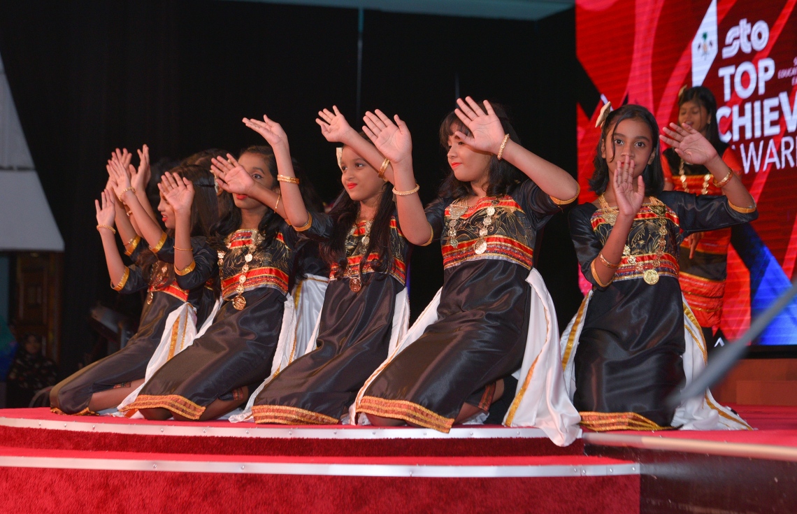 މާލެ: ޖުލައި 13، 2017- މިދިޔަ އަހަރުގެ އޯ ލެވެލް އިމްތިހާނުގެ ގަދަ 10 ގައި ހިމެނުނު ދަރިވަރުންނަށް އިނާމު ދިނުމަށް ބޭއްވި ހަފުލާގައި އިސްކަންދަރު ސްކޫލުގެ ކުދިންތަކެއް މުނިފޫހިފިލުވުމުގެ އައިޓަމެއް ހުށަހަޅަނީ: މި އިމްތިހާނުގައި ދުނިޔޭގެ ފެންވަރުގައި އެކި މާއްދާތަކުން ގަދަ 10 ގައި ރާއްޖޭގެ 48 ދަރިވަރަކު ވެސް ހިމެނުނު. އަދި ރާއްޖޭގެ ގަދަ 10 ގައި 589 ދަރިވަރަކަށް ހިމެނިފައިވޭ.---މިހާރު ފޮޓޯތައް: ހުސެއިން ވަހީދު