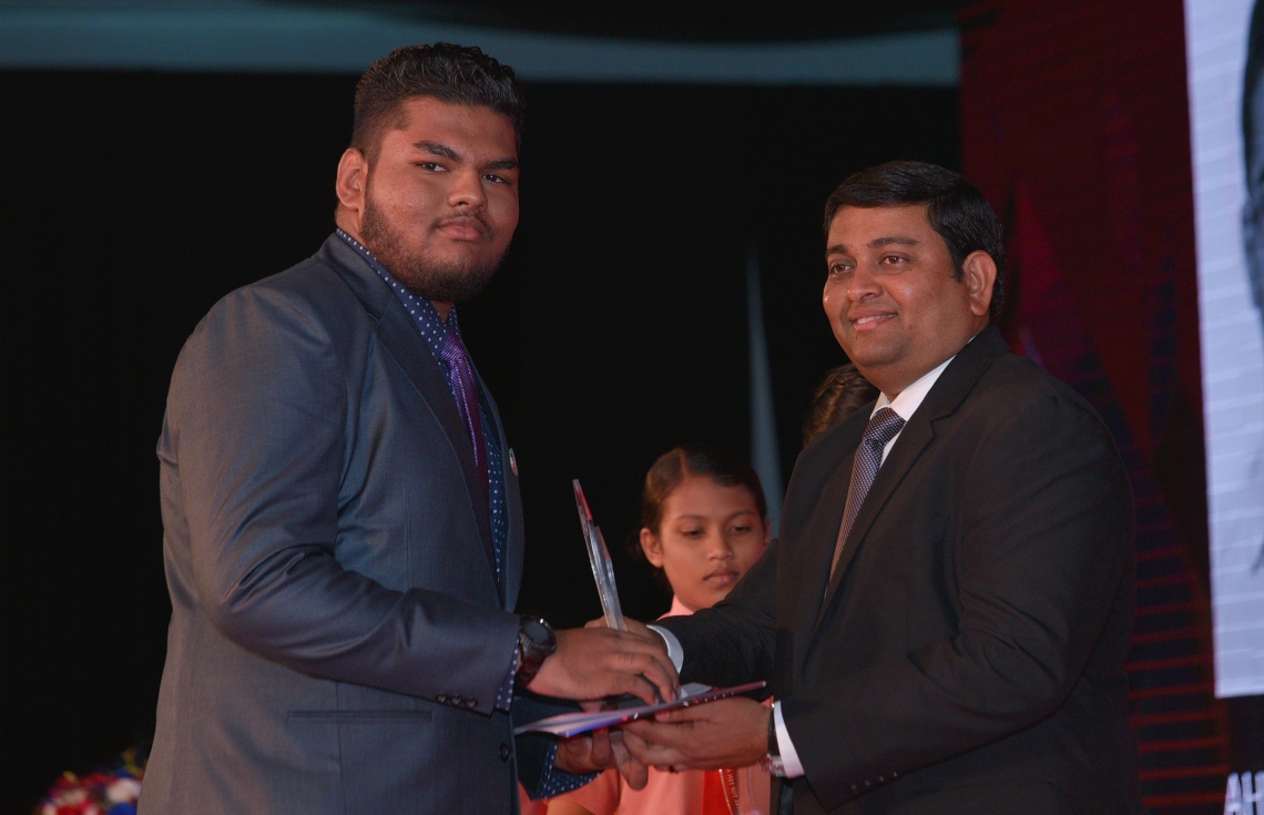 މާލެ: ޖުލައި 13، 2017- މިދިޔަ އަހަރުގެ އޯ ލެވެލް އިމްތިހާނުގެ ގަދަ 10 ގައި ހިމެނުނު ދަރިވަރުންނަށް އިނާމު ދިނުމަށް ބޭއްވި ހަފުލާގައި ފިޝަރީޒް މިނިސްޓަރު މުހައްމަދު ޝައިނީ، ދަރިވަރަކާ އިނާމު ހަވާލުކޮށްދެއްވަނީ: މި އިމްތިހާނުގައި ދުނިޔޭގެ ފެންވަރުގައި އެކި މާއްދާތަކުން ގަދަ 10 ގައި ރާއްޖޭގެ 48 ދަރިވަރަކު ވެސް ހިމެނުނު. އަދި ރާއްޖޭގެ ގަދަ 10 ގައި 589 ދަރިވަރަކަށް ހިމެނިފައިވޭ.---މިހާރު ފޮޓޯތައް: ހުސެއިން ވަހީދު