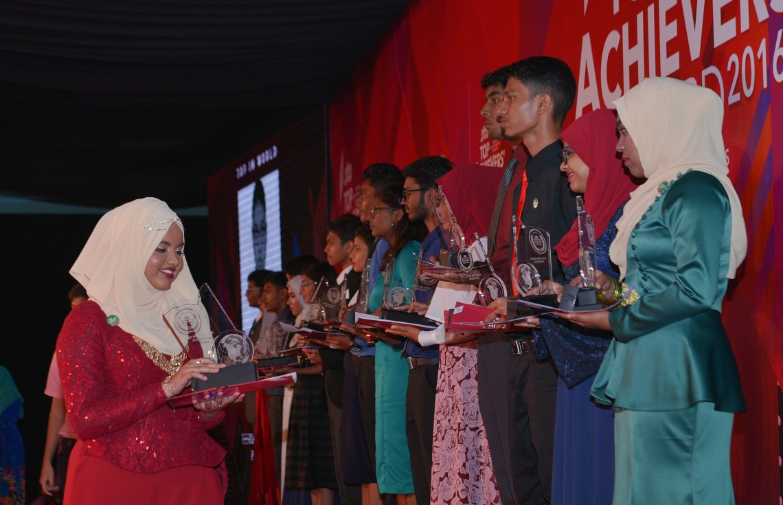 މާލެ: ޖުލައި 13، 2017- މިދިޔަ އަހަރުގެ އޯ ލެވެލް އިމްތިހާނުގެ ގަދަ 10 ގައި ހިމެނުނު ދަރިވަރުންނަށް އިނާމު ދިނުމަށް ބޭއްވި ހަފުލާގައި އިނާމު ލިބުނު ބައެއް ދަރިވަރުން އިނާމާ އެކު ސްޓޭޖްމަތީގައި: މި އިމްތިހާނުގައި ދުނިޔޭގެ ފެންވަރުގައި އެކި މާއްދާތަކުން ގަދަ 10 ގައި ރާއްޖޭގެ 48 ދަރިވަރަކު ވެސް ހިމެނުނު. އަދި ރާއްޖޭގެ ގަދަ 10 ގައި 589 ދަރިވަރަކަށް ހިމެނިފައިވޭ.---މިހާރު ފޮޓޯތައް: ހުސެއިން ވަހީދު