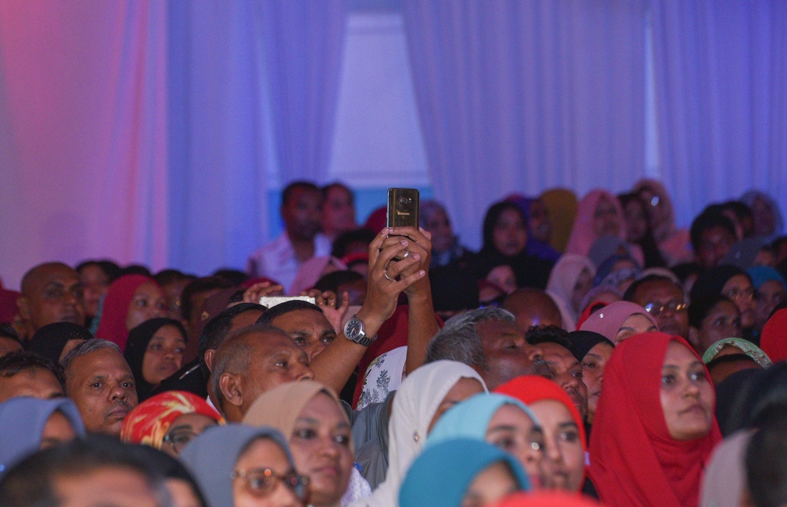 މާލެ: ޖުލައި 13، 2017- މިދިޔަ އަހަރުގެ އޯ ލެވެލް އިމްތިހާނުގެ ގަދަ 10 ގައި ހިމެނުނު ދަރިވަރުންނަށް އިނާމު ދިނުމަށް ބޭއްވި ހަފުލާގެ ތެރެއިން: މި އިމްތިހާނުގައި ދުނިޔޭގެ ފެންވަރުގައި އެކި މާއްދާތަކުން ގަދަ 10 ގައި ރާއްޖޭގެ 48 ދަރިވަރަކު ވެސް ހިމެނުނު. އަދި ރާއްޖޭގެ ގަދަ 10 ގައި 589 ދަރިވަރަކަށް ހިމެނިފައިވޭ.---މިހާރު ފޮޓޯތައް: ހުސެއިން ވަހީދު