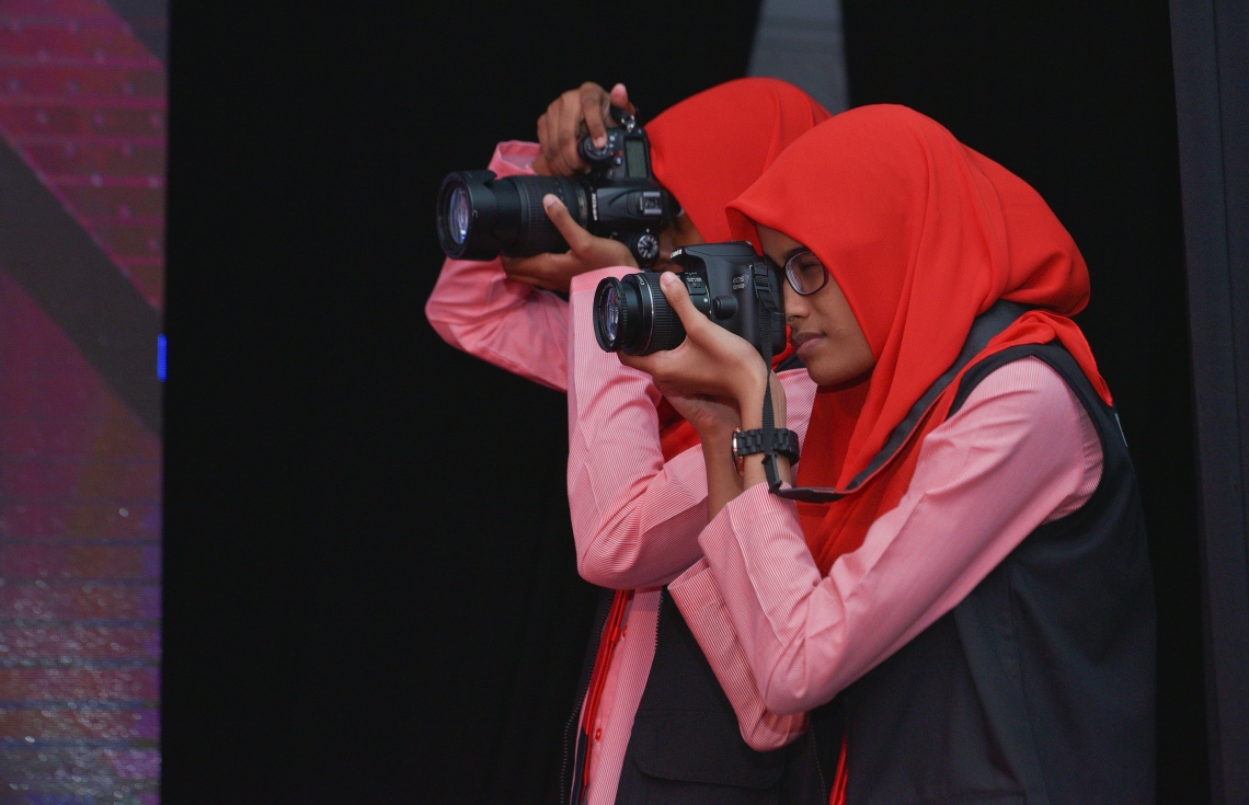 މާލެ: ޖުލައި 13، 2017- މިދިޔަ އަހަރުގެ އޯ ލެވެލް އިމްތިހާނުގެ ގަދަ 10 ގައި ހިމެނުނު ދަރިވަރުންނަށް އިނާމު ދިނުމަށް ބޭއްވި ހަފުލާގެ ތެރެއިން: މި އިމްތިހާނުގައި ދުނިޔޭގެ ފެންވަރުގައި އެކި މާއްދާތަކުން ގަދަ 10 ގައި ރާއްޖޭގެ 48 ދަރިވަރަކު ވެސް ހިމެނުނު. އަދި ރާއްޖޭގެ ގަދަ 10 ގައި 589 ދަރިވަރަކަށް ހިމެނިފައިވޭ.---މިހާރު ފޮޓޯތައް: ހުސެއިން ވަހީދު