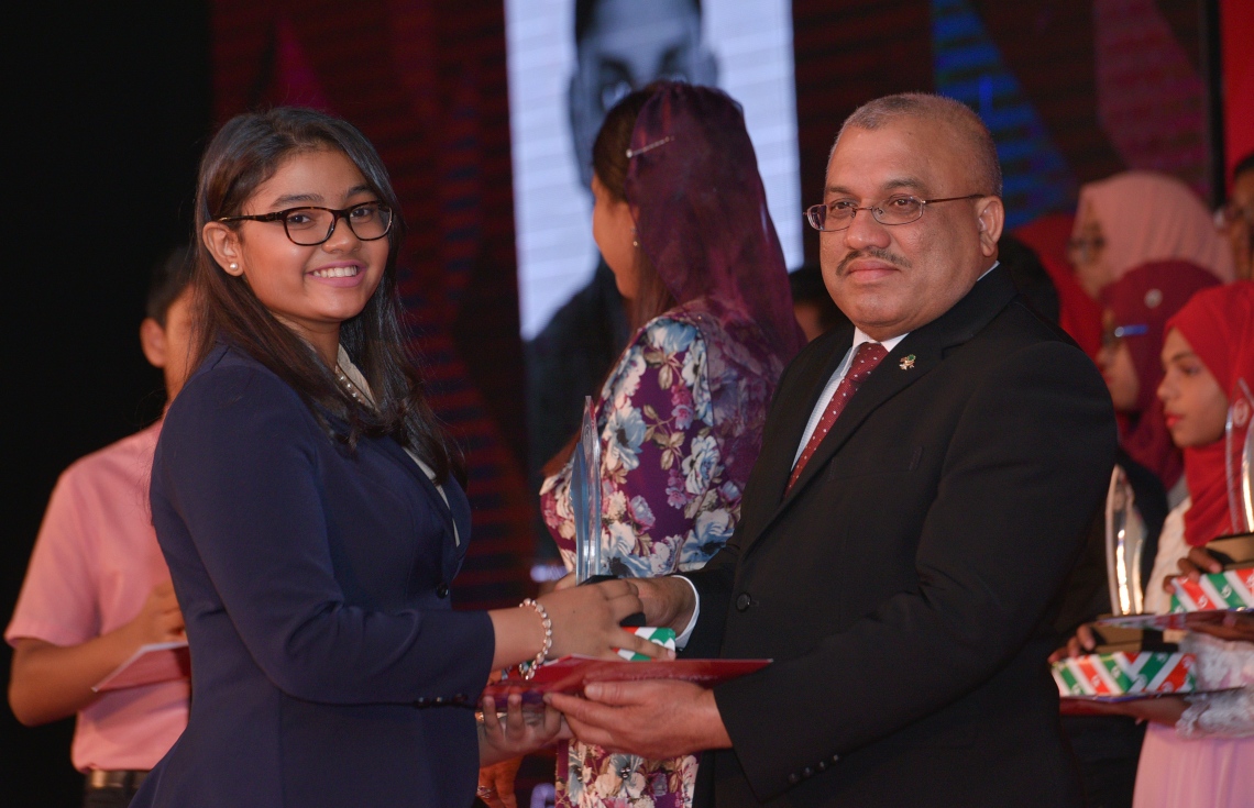 މާލެ: ޖުލައި 13، 2017- މިދިޔަ އަހަރުގެ އޯ ލެވެލް އިމްތިހާނުގެ ގަދަ 10 ގައި ހިމެނުނު ދަރިވަރުންނަށް އިނާމު ދިނުމަށް ބޭއްވި ހަފުލާގެ ޝަރަފުވެރި މެހުމާން ނައިބު ރައީސް އަބްދުﷲ ޖިހާދު، ދަރިވަރަކާ އިނާމު ހަވާލުކޮށްދެއްވަނީ: މި އިމްތިހާނުގައި ދުނިޔޭގެ ފެންވަރުގައި އެކި މާއްދާތަކުން ގަދަ 10 ގައި ރާއްޖޭގެ 48 ދަރިވަރަކު ވެސް ހިމެނުނު. އަދި ރާއްޖޭގެ ގަދަ 10 ގައި 589 ދަރިވަރަކަށް ހިމެނިފައިވޭ.---މިހާރު ފޮޓޯތައް: ހުސެއިން ވަހީދު