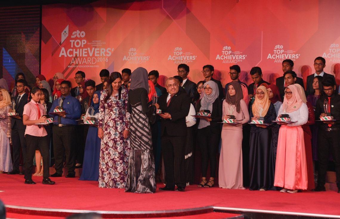 މާލެ: ޖުލައި 13، 2017- މިދިޔަ އަހަރުގެ އޯ ލެވެލް އިމްތިހާނުގެ ގަދަ 10 ގައި ހިމެނުނު ދަރިވަރުންނަށް އިނާމު ދިނުމަށް ބޭއްވި ހަފުލާގެ ޝަރަފުވެރި މެހުމާން ނައިބު ރައީސް އަބްދުﷲ ޖިހާދު، ދަރިވަރަކާ އިނާމު ހަވާލުކޮށްދެއްވަނީ: މި އިމްތިހާނުގައި ދުނިޔޭގެ ފެންވަރުގައި އެކި މާއްދާތަކުން ގަދަ 10 ގައި ރާއްޖޭގެ 48 ދަރިވަރަކު ވެސް ހިމެނުނު. އަދި ރާއްޖޭގެ ގަދަ 10 ގައި 589 ދަރިވަރަކަށް ހިމެނިފައިވޭ.---މިހާރު ފޮޓޯތައް: ހުސެއިން ވަހީދު