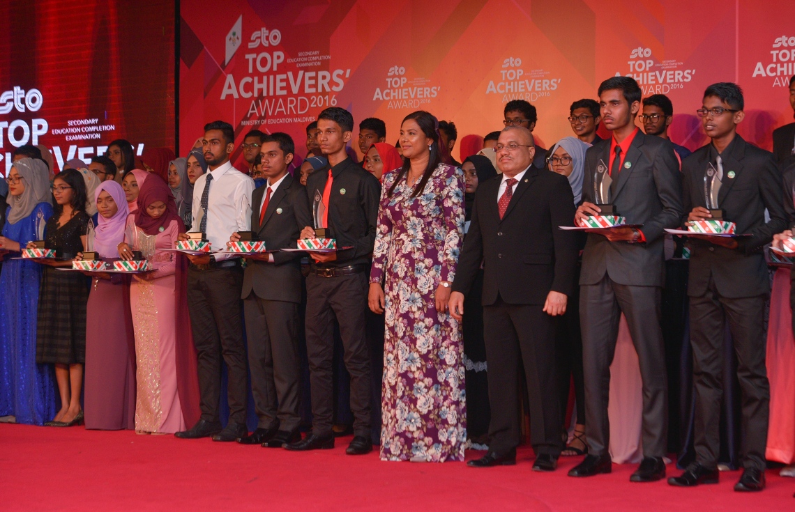 މާލެ: ޖުލައި 13، 2017- މިދިޔަ އަހަރުގެ އޯ ލެވެލް އިމްތިހާނުގެ ގަދަ 10 ގައި ހިމެނުނު ދަރިވަރުންނަށް އިނާމު ދިނުމަށް ބޭއްވި ހަފުލާގައި އިނާމު ލިބުނު ބައެއް ދަރިވަރުންނާ އެކު ނައިބު ރައީސް ޖިހާދާއި އެޑިއުކޭޝަން މިނިސްޓަރު އައިޝަތު ޝިހާމް ފޮޓޯއަކަށް ހުއްޓިވަޑައިގެން: އިނާމާ އެކު ސްޓޭޖްމަތީގައި: މި އިމްތިހާނުގައި ދުނިޔޭގެ ފެންވަރުގައި އެކި މާއްދާތަކުން ގަދަ 10 ގައި ރާއްޖޭގެ 48 ދަރިވަރަކު ވެސް ހިމެނުނު. އަދި ރާއްޖޭގެ ގަދަ 10 ގައި 589 ދަރިވަރަކަށް ހިމެނިފައިވޭ.---މިހާރު ފޮޓޯތައް: ހުސެއިން ވަހީދު