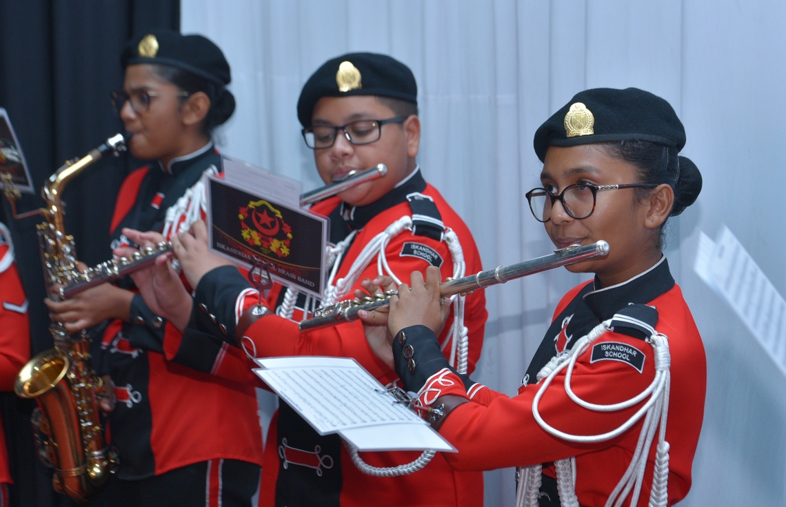 މާލެ: ޖުލައި 13، 2017- މިދިޔަ އަހަރުގެ އޯ ލެވެލް އިމްތިހާނުގެ ގަދަ 10 ގައި ހިމެނުނު ދަރިވަރުންނަށް އިނާމު ދިނުމަށް ބޭއްވި ހަފުލާގައި އިސްކަންދަރު ސްކޫލުގެ ކުދިން ބޭންޑުގައި ގައުމީ ސަލާމް ކުޅެނީ: މި އިމްތިހާނުގައި ދުނިޔޭގެ ފެންވަރުގައި އެކި މާއްދާތަކުން ގަދަ 10 ގައި ރާއްޖޭގެ 48 ދަރިވަރަކު ވެސް ހިމެނުނު. އަދި ރާއްޖޭގެ ގަދަ 10 ގައި 589 ދަރިވަރަކަށް ހިމެނިފައިވޭ.---މިހާރު ފޮޓޯތައް: ހުސެއިން ވަހީދު