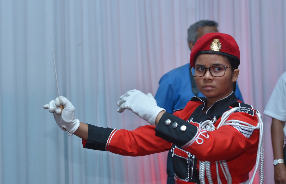 މާލެ: ޖުލައި 13، 2017- މިދިޔަ އަހަރުގެ އޯ ލެވެލް އިމްތިހާނުގެ ގަދަ 10 ގައި ހިމެނުނު ދަރިވަރުންނަށް އިނާމު ދިނުމަށް ބޭއްވި ހަފުލާގައި އިސްކަންދަރު ސްކޫލުގެ ކުދިން ބޭންޑުގައި ގައުމީ ސަލާމް ކުޅެނީ: މި އިމްތިހާނުގައި ދުނިޔޭގެ ފެންވަރުގައި އެކި މާއްދާތަކުން ގަދަ 10 ގައި ރާއްޖޭގެ 48 ދަރިވަރަކު ވެސް ހިމެނުނު. އަދި ރާއްޖޭގެ ގަދަ 10 ގައި 589 ދަރިވަރަކަށް ހިމެނިފައިވޭ.---މިހާރު ފޮޓޯތައް: ހުސެއިން ވަހީދު