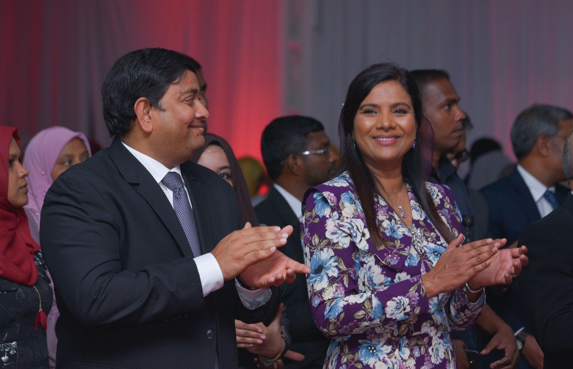 މާލެ: ޖުލައި 13، 2017- މިދިޔަ އަހަރުގެ އޯ ލެވެލް އިމްތިހާނުގެ ގަދަ 10 ގައި ހިމެނުނު ދަރިވަރުންނަށް އިނާމު ދިނުމަށް ބޭއްވި ހަފުލާގައި އެޑިއުކޭޝަން މިނިސްޓަރު އައިޝަތު ޝިހާމް (ކ) އަދި ފިޝަރީޒް މިނިސްޓަރު ޝައިނީ: މި އިމްތިހާނުގައި ދުނިޔޭގެ ފެންވަރުގައި އެކި މާއްދާތަކުން ގަދަ 10 ގައި ރާއްޖޭގެ 48 ދަރިވަރަކު ވެސް ހިމެނުނު. އަދި ރާއްޖޭގެ ގަދަ 10 ގައި 589 ދަރިވަރަކަށް ހިމެނިފައިވޭ.---މިހާރު ފޮޓޯތައް: ހުސެއިން ވަހީދު