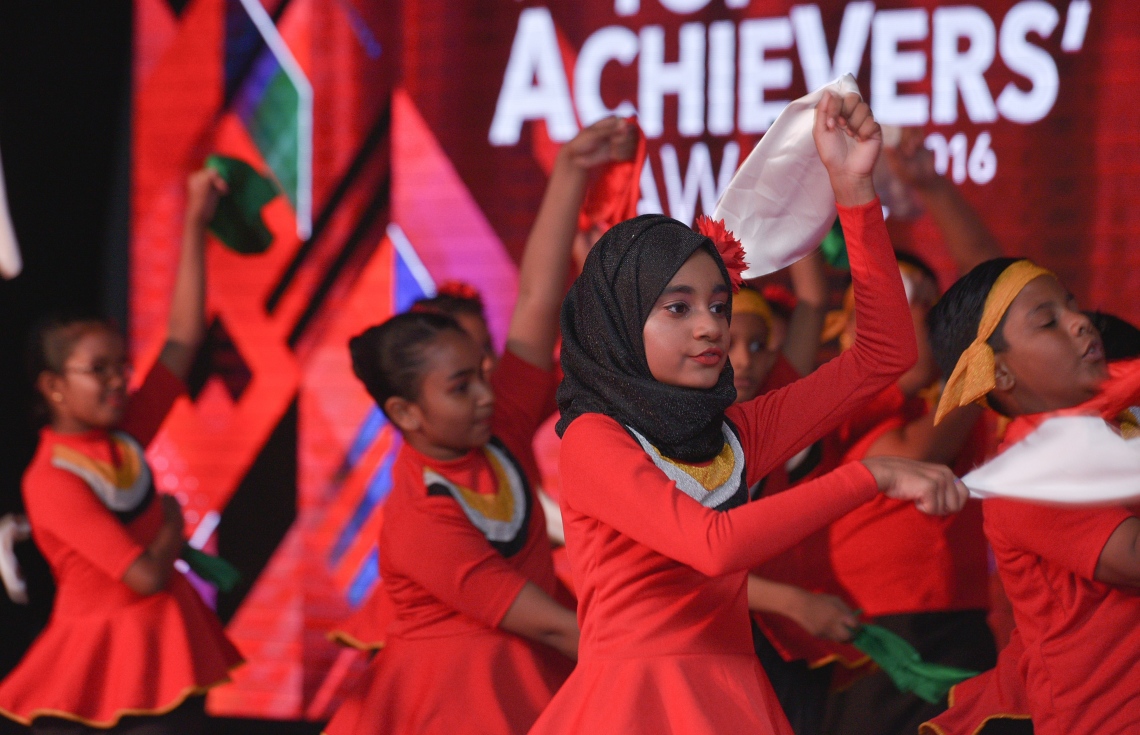 މާލެ: ޖުލައި 13، 2017- މިދިޔަ އަހަރުގެ އޯ ލެވެލް އިމްތިހާނުގެ ގަދަ 10 ގައި ހިމެނުނު ދަރިވަރުންނަށް އިނާމު ދިނުމަށް ބޭއްވި ހަފުލާގައި އިސްކަންދަރު ސްކޫލުގެ ކުދިންތަކެއް މުނިފޫހިފިލުވުމުގެ އައިޓަމެއް ހުށަހަޅަނީ: މި އިމްތިހާނުގައި ދުނިޔޭގެ ފެންވަރުގައި އެކި މާއްދާތަކުން ގަދަ 10 ގައި ރާއްޖޭގެ 48 ދަރިވަރަކު ވެސް ހިމެނުނު. އަދި ރާއްޖޭގެ ގަދަ 10 ގައި 589 ދަރިވަރަކަށް ހިމެނިފައިވޭ.---މިހާރު ފޮޓޯތައް: ހުސެއިން ވަހީދު