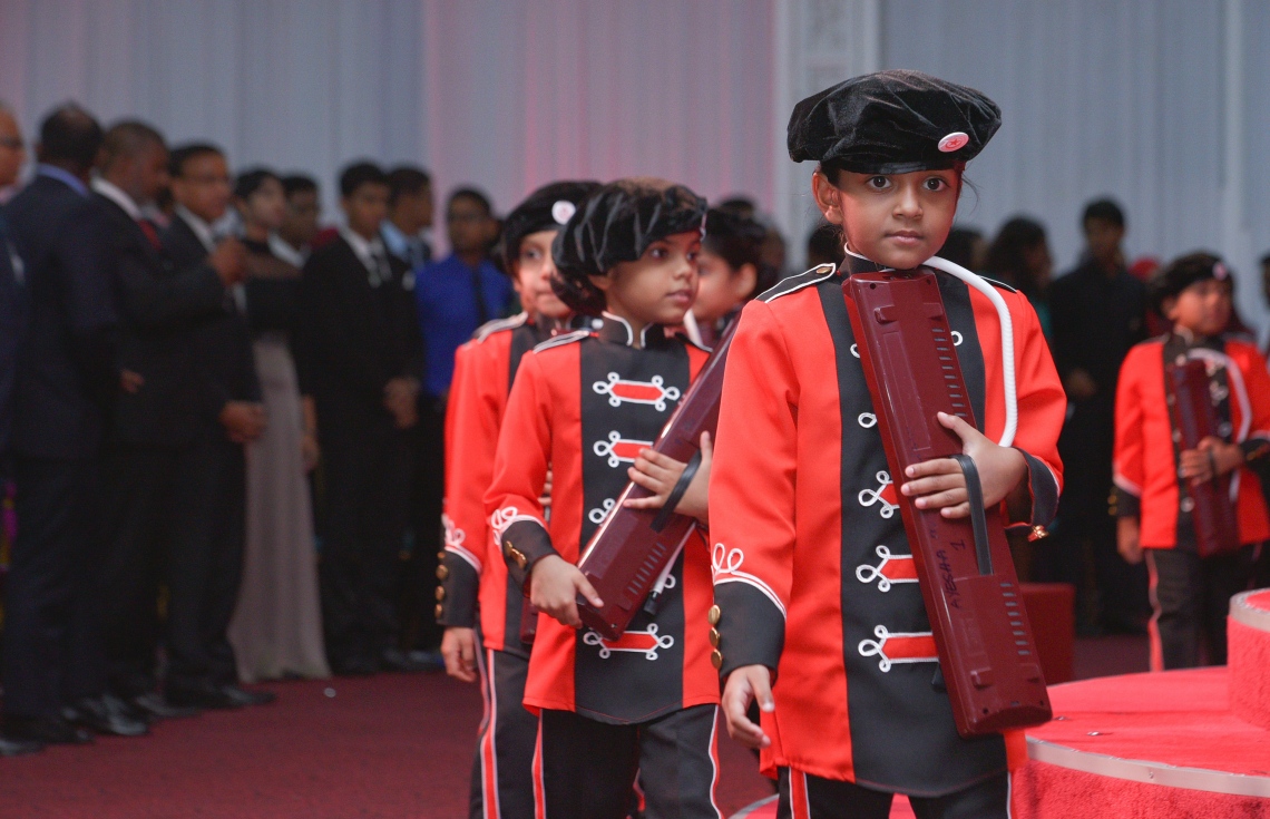 މާލެ: ޖުލައި 13، 2017- މިދިޔަ އަހަރުގެ އޯ ލެވެލް އިމްތިހާނުގެ ގަދަ 10 ގައި ހިމެނުނު ދަރިވަރުންނަށް އިނާމު ދިނުމަށް ބޭއްވި ހަފުލާގައި އިސްކަންދަރު ސްކޫލުގެ ކުދިންތަކެއް މުނިފޫހިފިލުވުމުގެ އައިޓަމެއް ހުށަހަޅަނީ: މި އިމްތިހާނުގައި ދުނިޔޭގެ ފެންވަރުގައި އެކި މާއްދާތަކުން ގަދަ 10 ގައި ރާއްޖޭގެ 48 ދަރިވަރަކު ވެސް ހިމެނުނު. އަދި ރާއްޖޭގެ ގަދަ 10 ގައި 589 ދަރިވަރަކަށް ހިމެނިފައިވޭ.---މިހާރު ފޮޓޯތައް: ހުސެއިން ވަހީދު