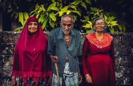 އަލިބެ އޭނާގެ ދަރިން ކަމަށް ވާ ސިއްތި (ކ) އާއި ފާތުމައާ އެކު ފޮޓޯއަކަށް ހުއްޓިގެން-- ފޮޓޯ: ތަލްއަތު މުހައްމަދު