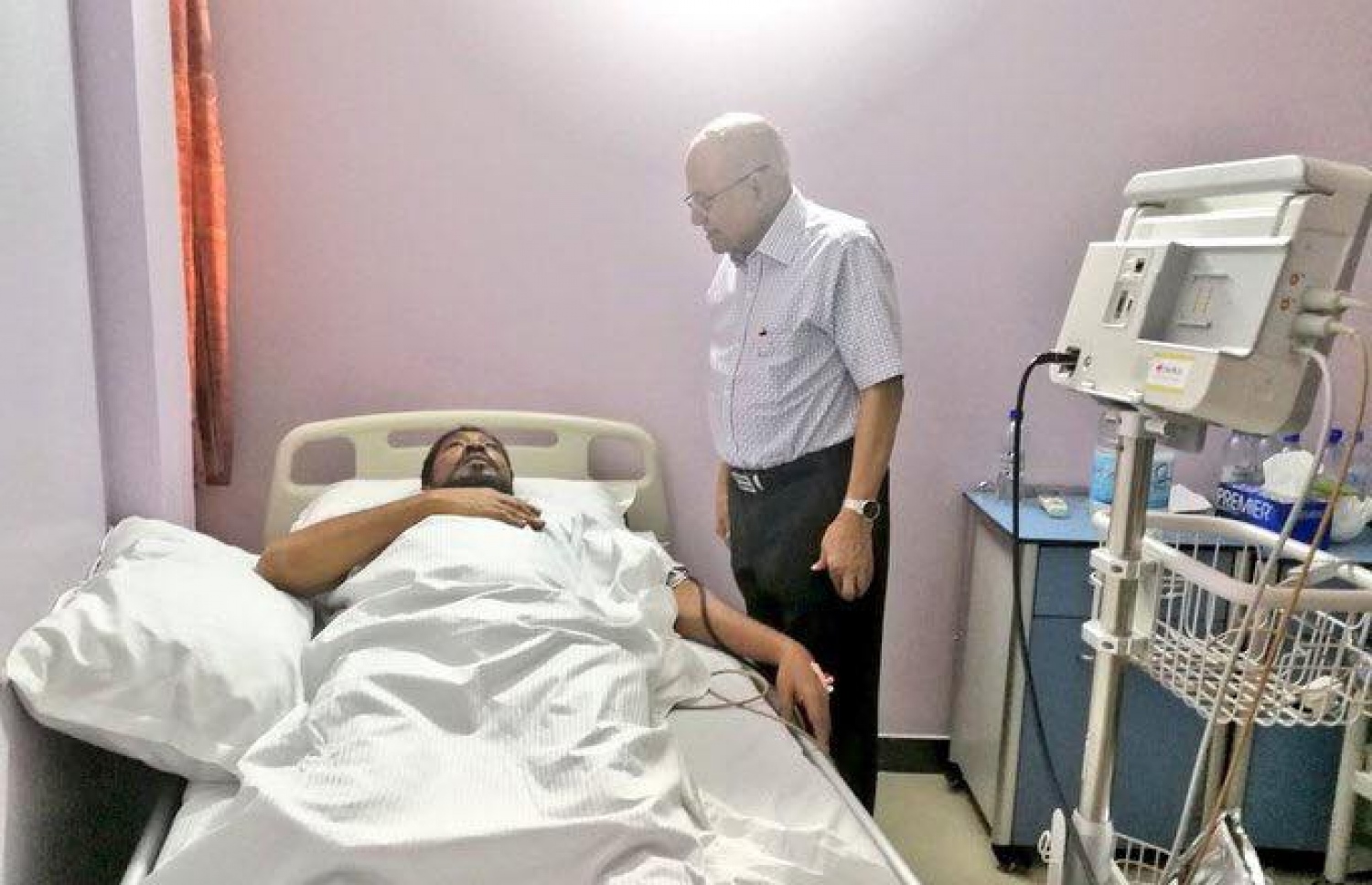 ގާސިމް މި މަހުގެ 16 ގައި މެޑިކާ ހޮސްޕިޓަލްގައި އެޑްމިޓް ކޮށްފައިވާއިރު، މައުމޫން ވަޑައިގެން ގާސިމްގެ ހާލު ބައްލަވަނީ: މިހާރު ގާސިމް ފަރުވާ ހޯއްދަވަމުން ގެންދަވަނީ އޭޑީކޭގައި.