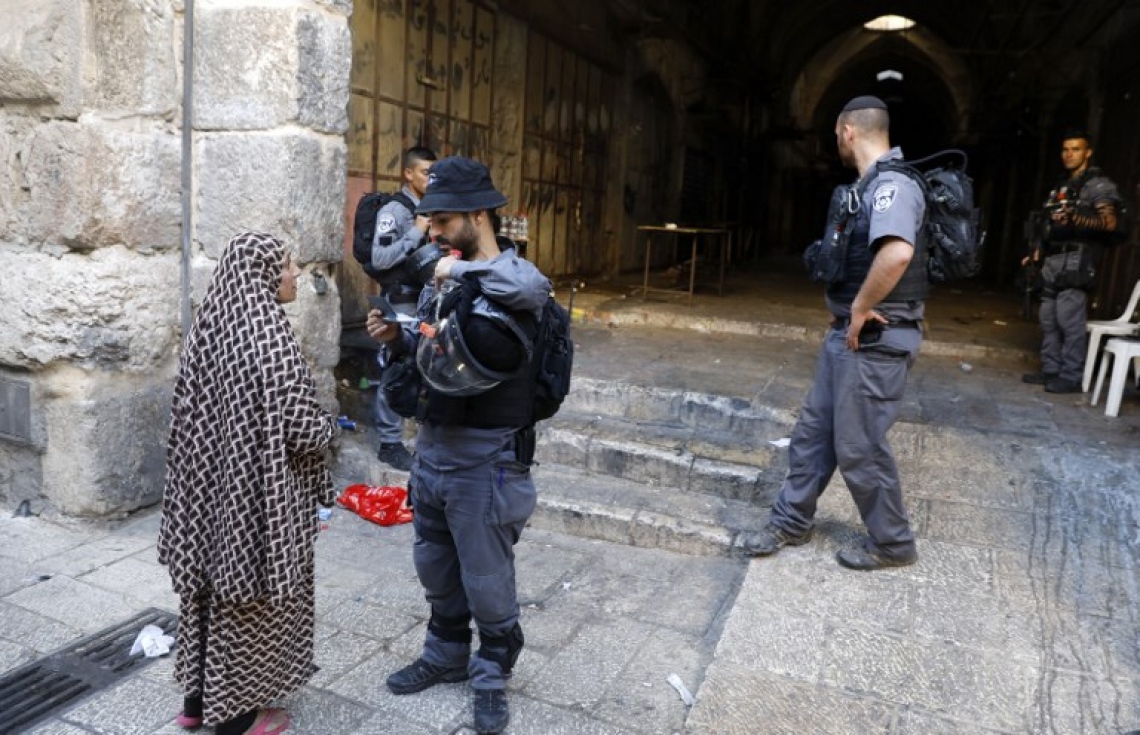 ގުދުސްގެ އޯލްޑް ސިޓީގައި ފަލަސްތީނުގެ އަންހެނެއްގެ އައިޑީ ކާޑު އިޒްރޭލް ސިފައިން ޗެކް ކުރަނީ. --ފޮޓޯ:އޭއެފްޕީ