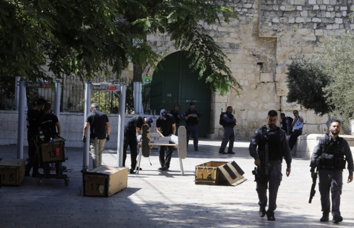 ގުދުސްގެ ލަޔަންސް ގޭޓް ނުވަަތަ ބާބުލް އަސްބާތުގައި އިޒްރޭލް ސިފައިން މެޓަލް ޑިޓެކްޓަރު ހަރު ކުރަނީ. --ފޮޓޯ:އޭއެފްޕީ