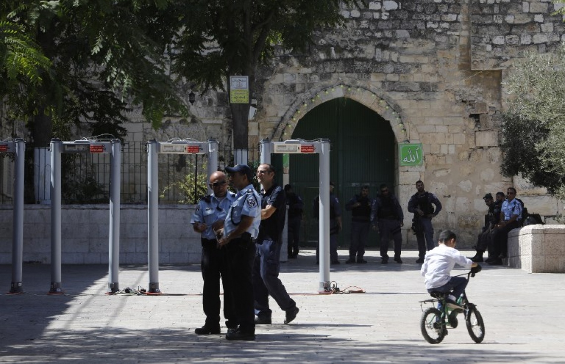 ގުދުސްގެ ލަޔަންސް ގޭޓް ނުވަަތަ ބާބުލް އަސްބާތުގައި އިޒްރޭލް ސިފައިން މެޓަލް ޑިޓެކްޓަރު ހަރު ކުރަނީ. --ފޮޓޯ:އޭއެފްޕީ