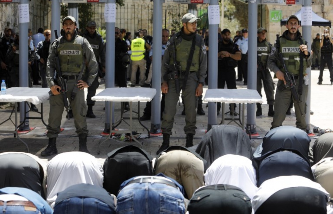 އިޒްރޭލުން އެޅި ފިޔަވަޅުތަކާ ގުޅިގެން އަގްސާ މިސްކިތަށް ވަނުމަށް ދެކޮޅު ހެދި މީހުން ލަޔަންސް ގޭޓުގެ ބޭރުގައި ނަމާދު ކުރަނީ. --ފޮޓޯ:އޭއެފްޕީ