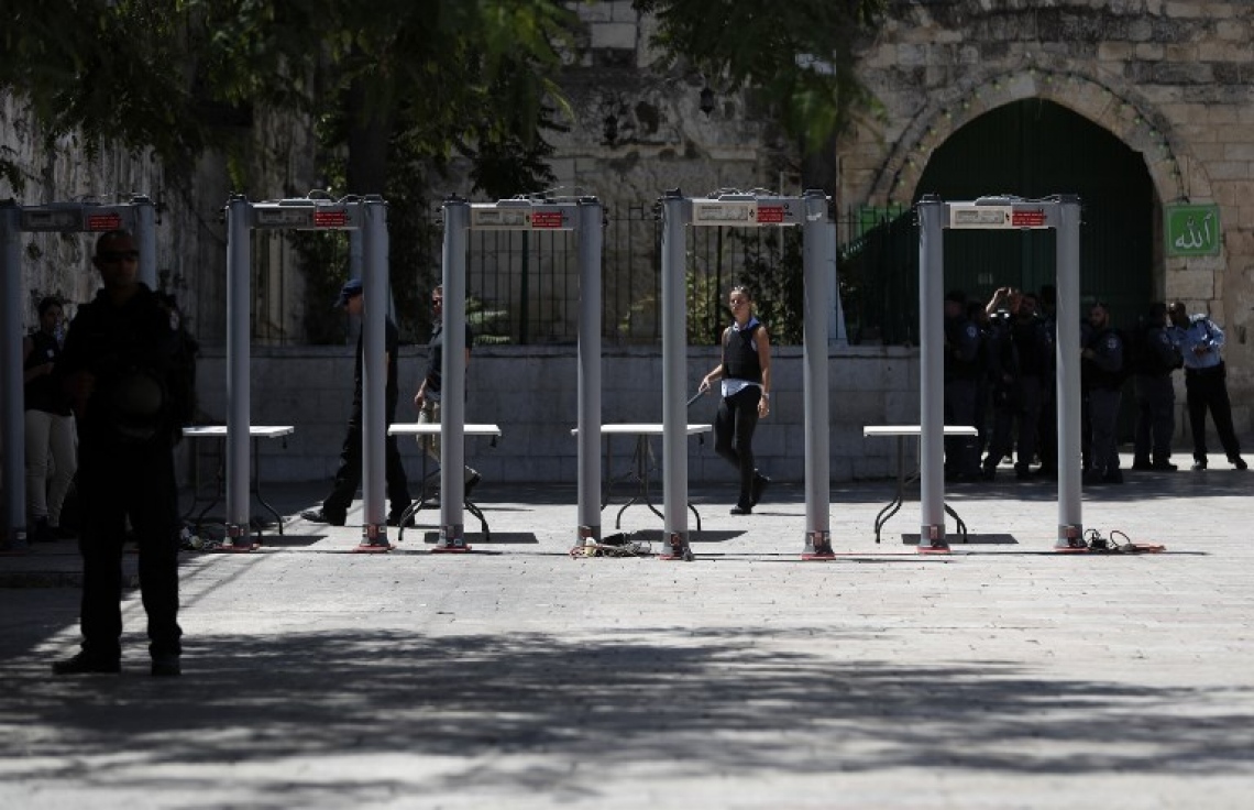 ގުދުސްގެ ލަޔަންސް ގޭޓް ނުވަަތަ ބާބުލް އަސްބާތުގައި އިޒްރޭލް ސިފައިން މެޓަލް ޑިޓެކްޓަރު ހަރު ކުރަނީ. --ފޮޓޯ:އޭއެފްޕީ