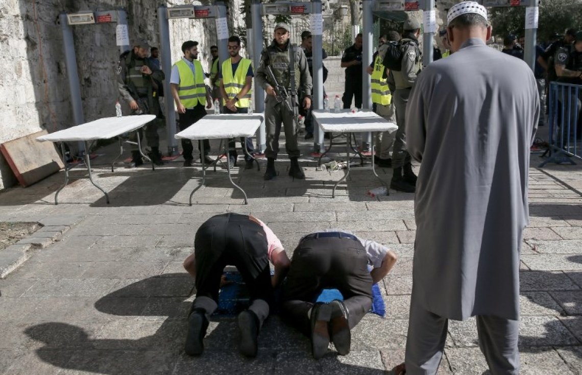 އިޒްރޭލުން އެޅި ފިޔަވަޅުތަކާ ގުޅިގެން އަގްސާ މިސްކިތަށް ވަނުމަށް ދެކޮޅު ހެދި މީހުން ލަޔަންސް ގޭޓުގެ ބޭރުގައި ނަމާދު ކުރަނީ. --ފޮޓޯ:އޭއެފްޕީ