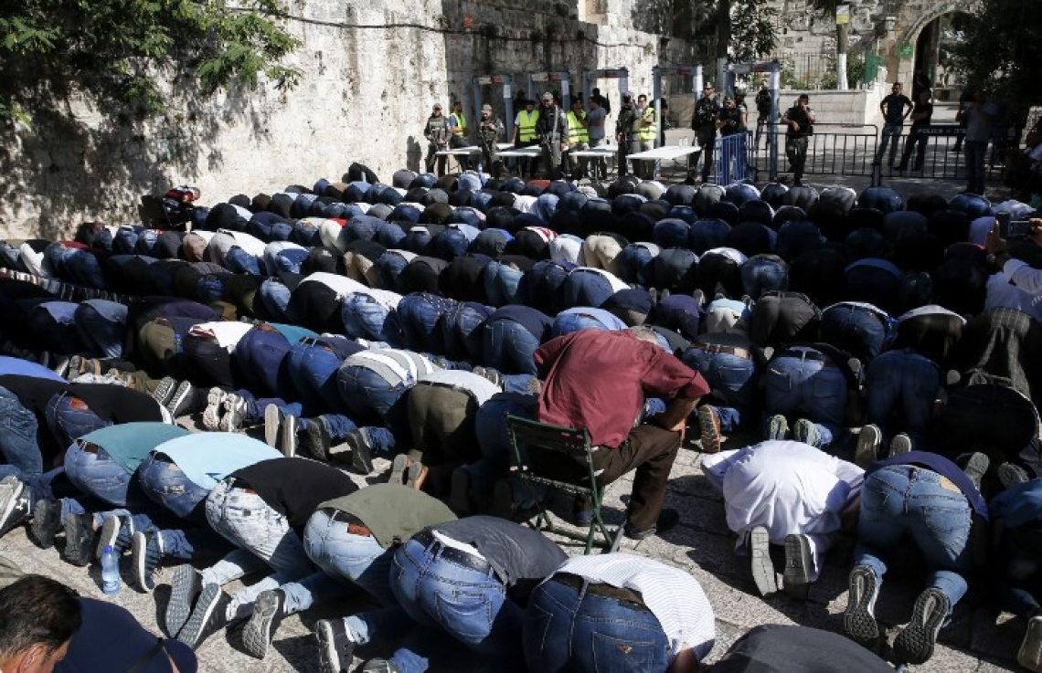 އިޒްރޭލުން އެޅި ފިޔަވަޅުތަކާ ގުޅިގެން އަގްސާ މިސްކިތަށް ވަނުމަށް ދެކޮޅު ހެދި މީހުން ލަޔަންސް ގޭޓުގެ ބޭރުގައި ނަމާދު ކުރަނީ. --ފޮޓޯ:އޭއެފްޕީ