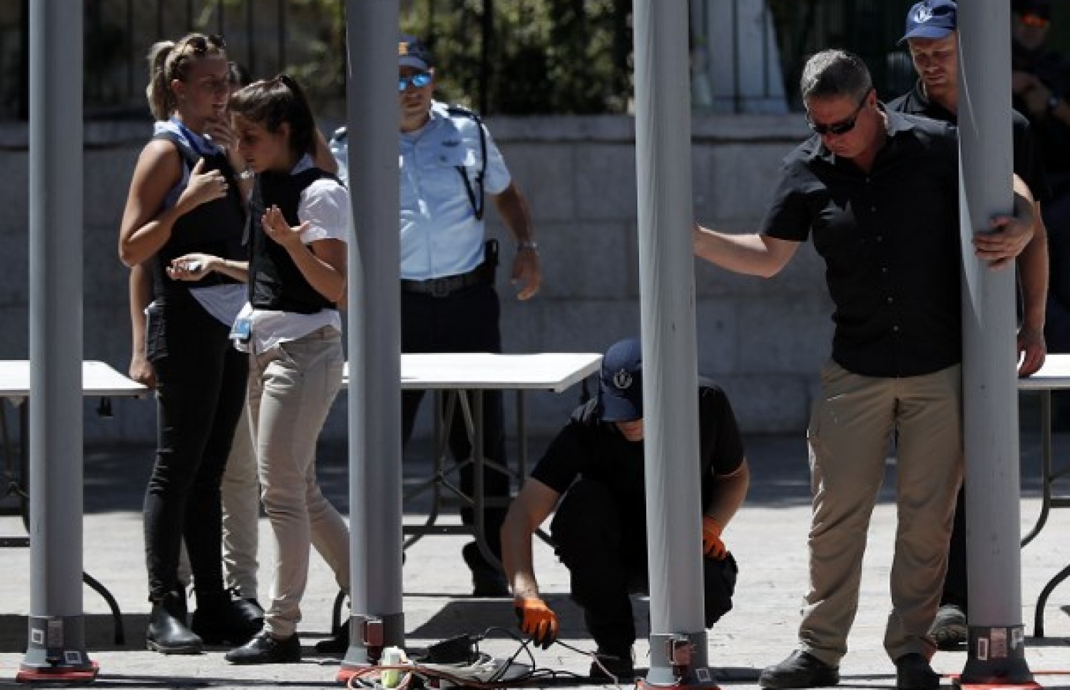 އަގްސާ މިސްކިތް ހިމެނޭ ސަރަހައްދަށް ވަންނަ މީހުން ފާސްކުރަން އިޒްރޭލުން މެޓަލް ޑިޓެކްޓާ ހަރު ކުރަނީ. --ފޮޓޯ:އޭއެފްޕީ