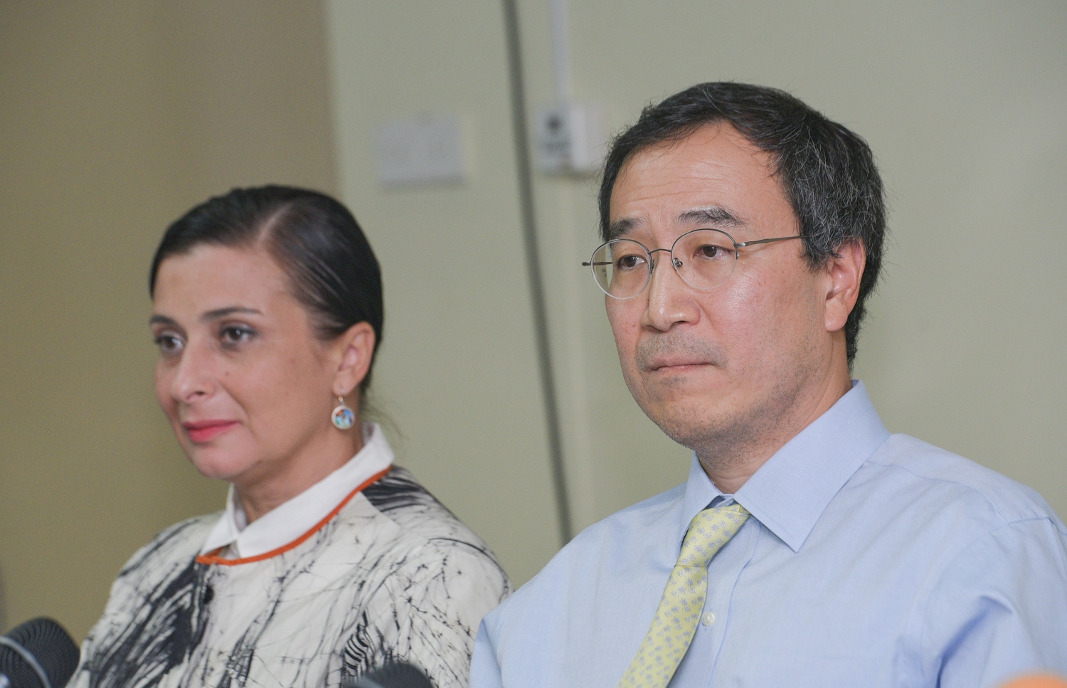 އައިއެމްއެފްގެ ވަފުދުގެ މަސައްކަތް ނިމުމާ ގުޅިގެން އެ ޖަމާއަތަށް ފާހަގަކުރެވުނު ކަންތައްތަކާ ބެހޭ ގޮތުން ޑެޕިއުޓީ ޑިވިޝަން ޗީފް ފިލިޕް ކަރަމް ނޫސްވެރިންނާ މިއަދު ވާހަކަދައްކަވާއިރު އެހެން ބޭފުޅުން އަޑުއައްސަވަނީ. ފޮޓޯ: ހުސެއިން ވަހީދު /މިހާރު