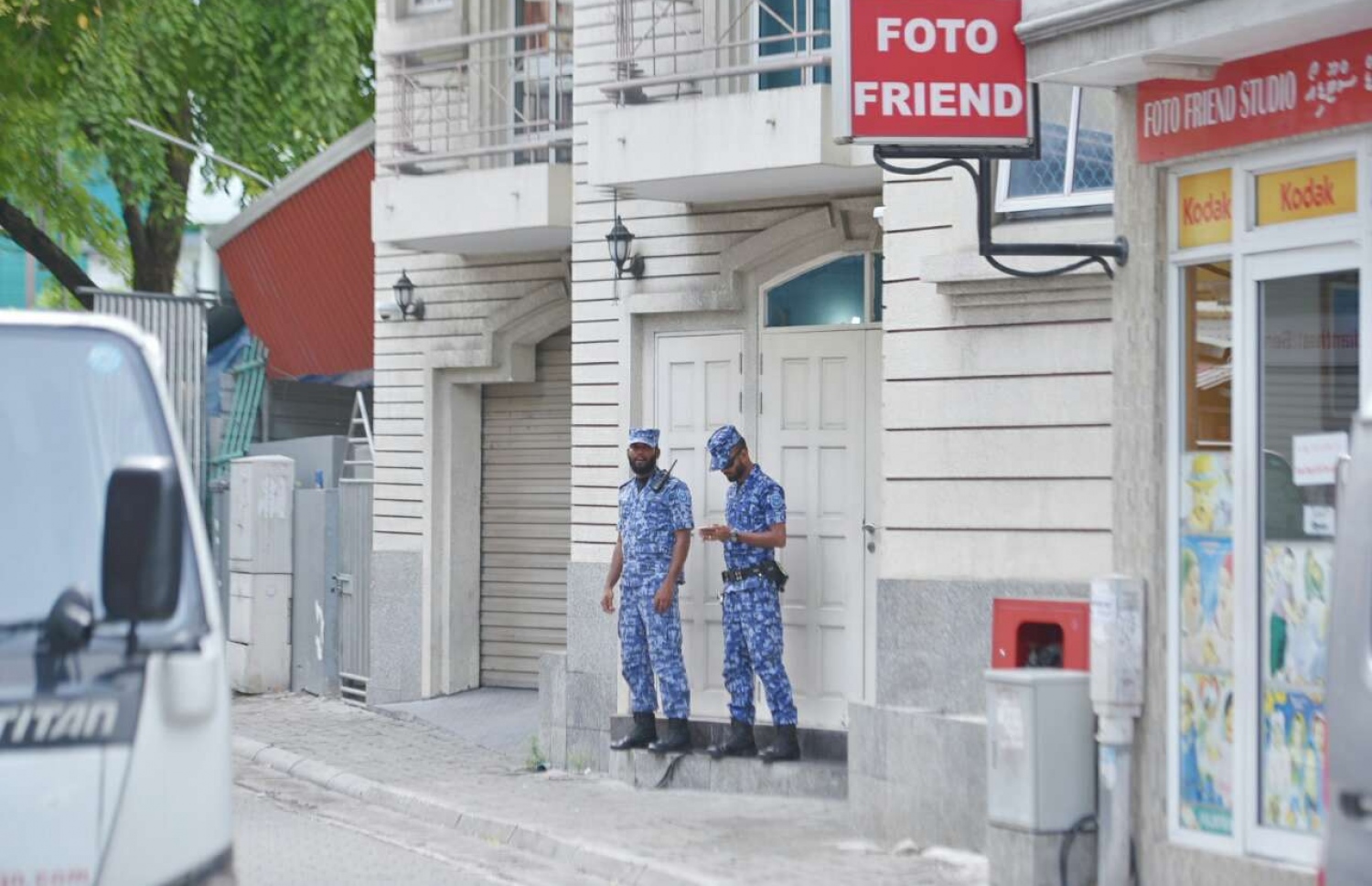 ފާރިސް ދިރިއުޅުއްވާ ގެ ފުލުހުން ފާސްކުރަމުންދާއިރު، އެ ގޭގެ ބޭރުގައި އެސްއޯ ފުލުހުން ފޯރިމަރަނީ.---މިހާރު ފޮޓޯ: ހުސެއިން ވަހީދު