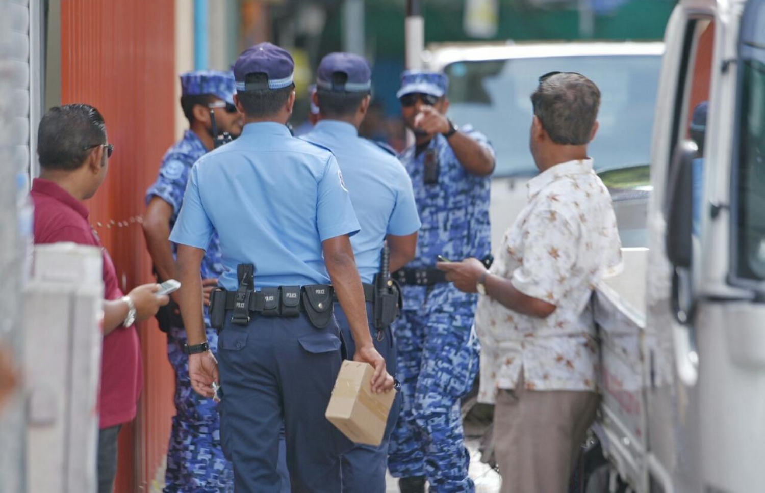 ފާރިސް ދިރިއުޅުއްވާ ގެ ފުލުހުން ފާސްކުރަމުންދާއިރު، އެ ގޭގެ ބޭރުގައި ފުލުހުން ހަރަކާތްތެރިވަނީ.---މިހާރު ފޮޓޯ: ހުސެއިން ވަހީދު