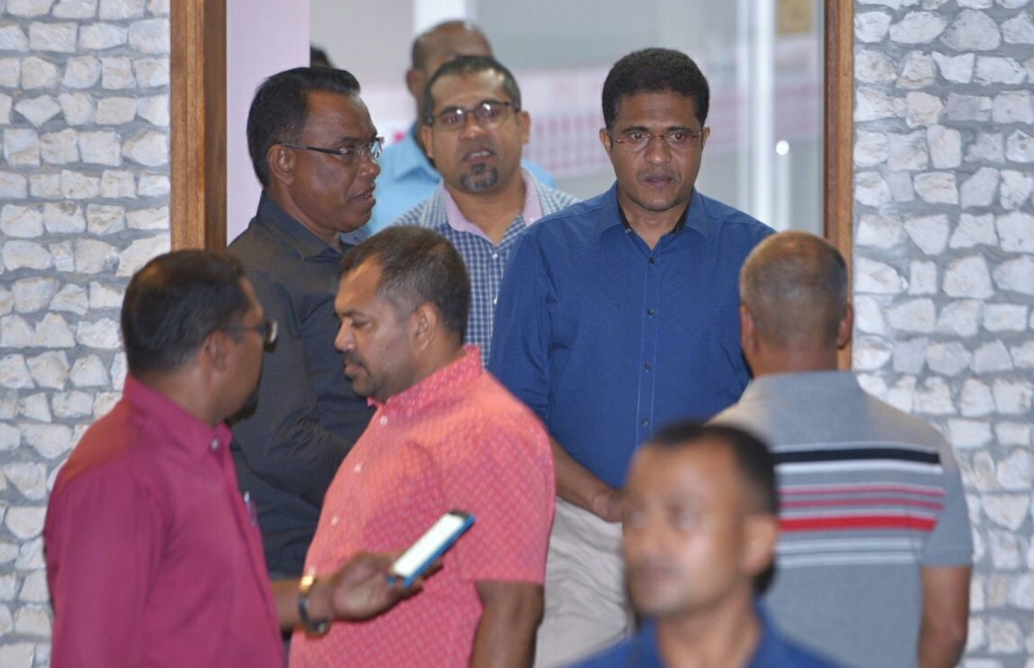 ޕީޕީއެމްގެ ބައެއް ކައުންސިލް މެމްބަރުން ރޭ ޕާޓީގެ އޮފީސް ކައިރީގައި. - ފޮޓޯ: މިހާރު/ ހުސެއިން ވަހީދު